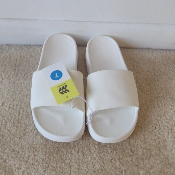 NWT Women's target all in motion white slides size 7 - Picture 2 of 3